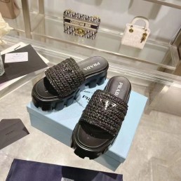 Женские плетёные шлепанцы Prada Monolith черные на тракторной подошве 2024