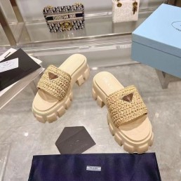 Женские плетёные шлепанцы Prada Monolith бежевые на тракторной подошве 2024