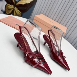 Женские лакированные туфли Miu Miu красные лакированные каблук 5,5 см 2024