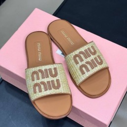 Женские шлепки Miu Miu бежевые с эффектом рафии 2024