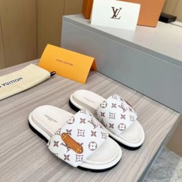 Женские текстильные шлепки Louis Vuitton белые с монограммами 2024