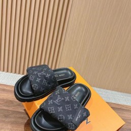 Женские текстильные шлепки Louis Vuitton черные с монограммами 2024