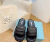 Женские шлепки Prada черные с эффектом рафии 2024