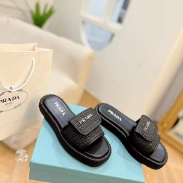 Женские шлепки Prada черные с эффектом рафии 2024