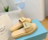 Женские шлепки Prada бежевые с эффектом рафии 2024