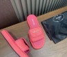 Женские шлепки Prada розовые с эффектом рафии 2024