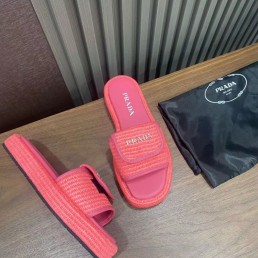 Женские шлепки Prada розовые с эффектом рафии 2024