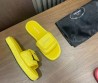 Женские шлепки Prada желтые с эффектом рафии 2024
