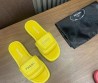 Женские шлепки Prada желтые с эффектом рафии 2024