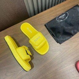 Женские шлепки Prada желтые с эффектом рафии 2024