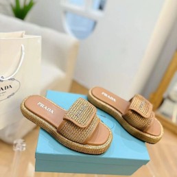 Женские шлепки Prada светло-коричневые с эффектом рафии 2024