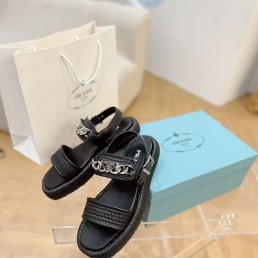 Женские сандалии Prada черные с эффектом рафии с цепочкой 2024