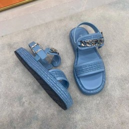 Женские сандалии Prada голубые с эффектом рафии с цепочкой 2024