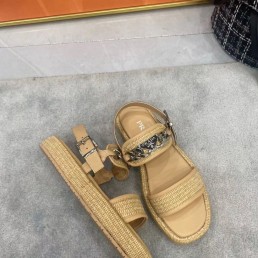 Женские сандалии Prada бежевые с эффектом рафии с цепочкой 2024