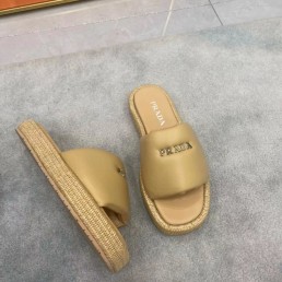Женские кожаные шлепки Prada бежевые 2024