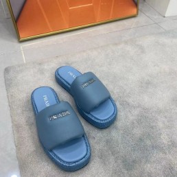 Женские кожаные шлепки Prada голубые 2024