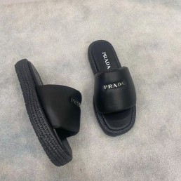 Женские кожаные шлепки Prada черные 2024