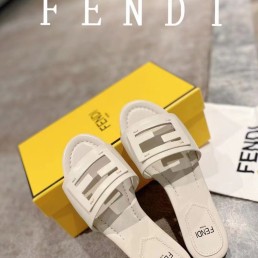 Женские кожаные шлепки Fendi белые 2024
