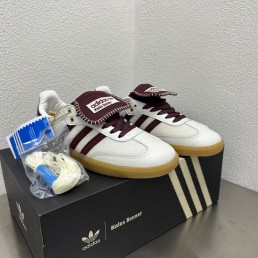 Женские кроссовки Adidas белые с бордовыми полосками со вставками под мех 2024