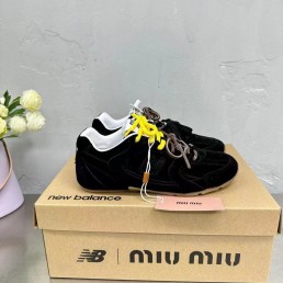Женские замшевые кроссовки Miu Miu х New Balance 2024 черные с разноцветными шнурками
