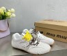 Женские замшевые кроссовки Miu Miu х New Balance 2024 серые с разноцветными шнурками
