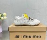 Женские замшевые кроссовки Miu Miu х New Balance 2024 серые с разноцветными шнурками