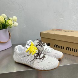 Женские замшевые кроссовки Miu Miu х New Balance 2024 серые с разноцветными шнурками
