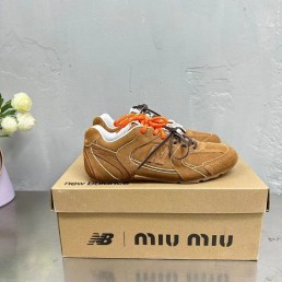 Женские замшевые кроссовки Miu Miu х New Balance 2024 коричневые с разноцветными шнурками