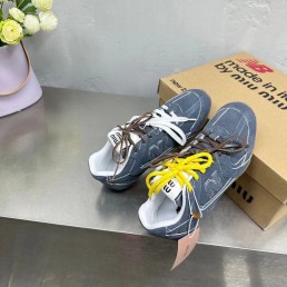 Женские замшевые кроссовки Miu Miu х New Balance 2024 синие с разноцветными шнурками