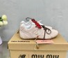 Женские замшевые кроссовки Miu Miu х New Balance бежевые с разноцветными шнурками 2024