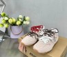 Женские замшевые кроссовки Miu Miu х New Balance бежевые с разноцветными шнурками 2024