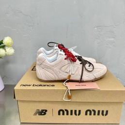 Женские замшевые кроссовки Miu Miu х New Balance бежевые с разноцветными шнурками 2024