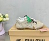 Женские замшевые кроссовки Miu Miu х New Balance светло-бежевые с разноцветными шнурками 2024