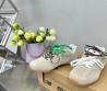 Женские замшевые кроссовки Miu Miu х New Balance светло-бежевые с разноцветными шнурками 2024