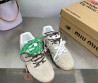 Женские замшевые кроссовки Miu Miu х New Balance светло-бежевые с разноцветными шнурками 2024