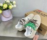 Женские замшевые кроссовки Miu Miu х New Balance светло-бежевые с разноцветными шнурками 2024