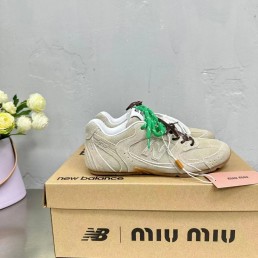 Женские замшевые кроссовки Miu Miu х New Balance светло-бежевые с разноцветными шнурками 2024