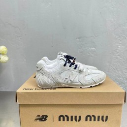 Женские комбинированные кроссовки Miu Miu х New Balance светло-серые с разноцветными шнурками 2024