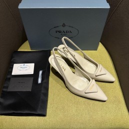 Женские кожаные туфли Prada бежевые лакированные 2024 каблук 7,5 см