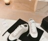 Женские кожаные кроссовки Chanel белые с черным носом 2024