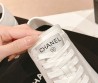 Женские кожаные кроссовки Chanel белые с черным носом 2024