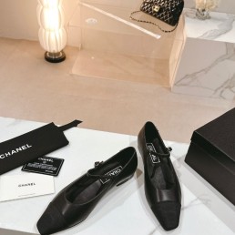 Женские кожаные балетки Chanel черные с текстильным носом 2024
