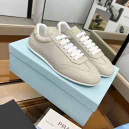 Женские кожаные кроссовки Prada бежевые 2024