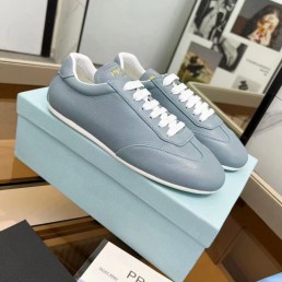 Женские кожаные кроссовки Prada голубые 2024
