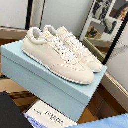 Женские кожаные кроссовки Prada молочные 2024