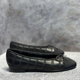 Женские кожаные балетки Chanel с текстильным носом черные 2024