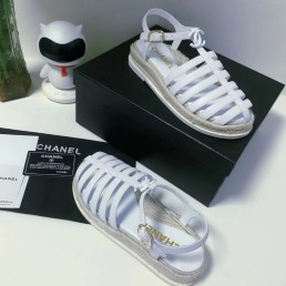 Женские кожаные сандалии Chanel белые с плетением 2024