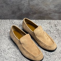 Женские замшевые мокасины The Row бежевые 2024