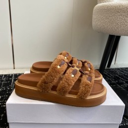 Женские кожаные шлепанцы Celine коричневые с мехом 2024