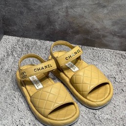 Женские кожаные сандалии Chanel бежевые с прострочкой 2024